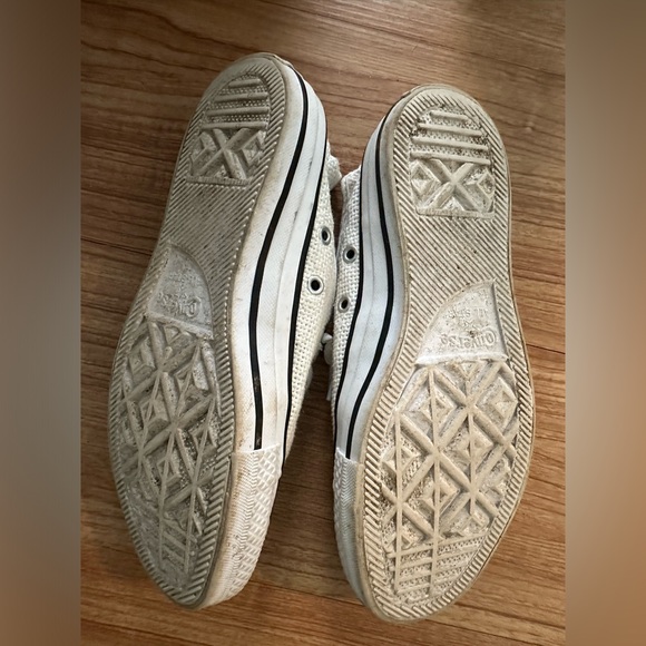 White slip on converse sneaks size 6 - Picture 5 of 6